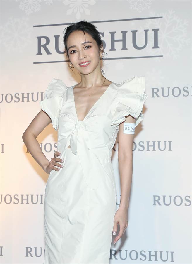 侯佩岑以一席白纱出席保养品记者会。（赵双杰摄）