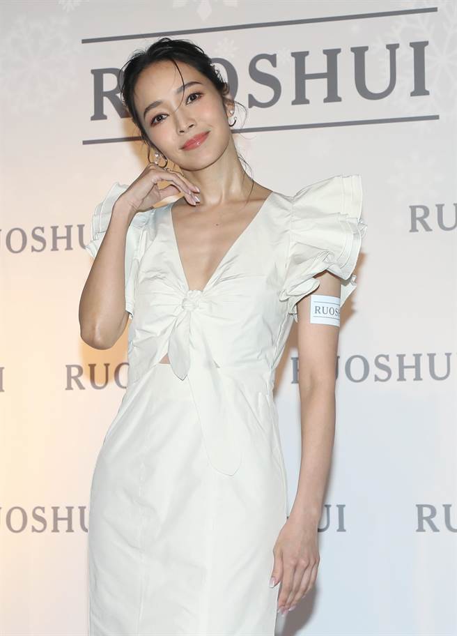 侯佩岑被问到黄子佼等事，表示日前都在澳洲，对于台湾演艺圈新闻没有特别关注。（赵双杰摄）