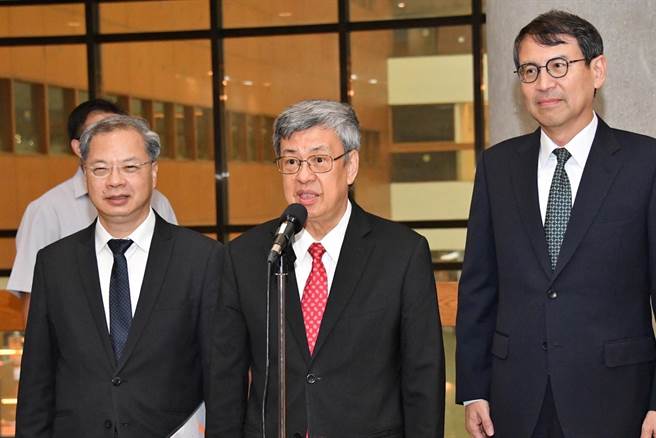 行政院长陈建仁下午出席「第20届机关檔案管理金檔奖暨金质奖颁奖典礼」。（行政院提供）