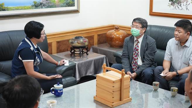 新竹县湖口乡德盛溪污染事件 ，润泰总经理徐志漳（右二）与湖口乡长吴淑君（左）协调。（湖口乡公所提供／罗浚滨新竹传真）