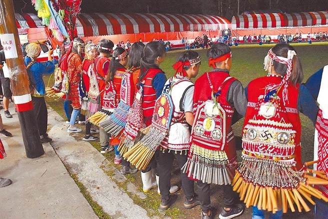 高市某公立大学谢姓教授的骆姓妻子不满丈夫和女助理过从甚密，指控2人不但出游还大胆在家过夜发生关系，就连参加赛夏族矮灵祭也能公然调情，骆女怒告求偿100万元还在脸书留言骂女助理「垃圾」，结果民事官司不但败诉定谳，捱告妨害名誉部分则判罚5000元确定。法官劝骆女，纵使难过及委屈，还是要循合法途径理性处理婚姻问题。（示意图，本报资料照）