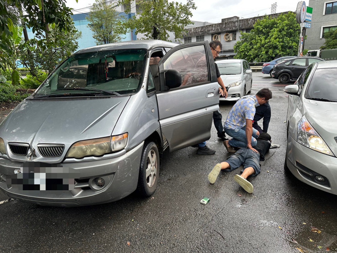 警方专案小组逮捕连续窃盗犯50岁陈姓男子。（警方提供）