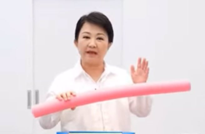 台中市長盧秀燕為幫助弱勢團體行銷公益月餅，化身「帶貨女王燕子」，以國語挾帶台語的方式，拍攝1支僅48秒長的短影片，今天在臉書上架，短短1小時就吸引上千人按讚。(影片翻拍)