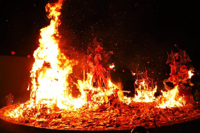 一年一度民雄大士爷祭今起一连3天登场，7日深夜登场的「火化升天」仪式是重头戏，图为2022年资料画面。（嘉义县政府提供∕吕妍庭嘉义传真）