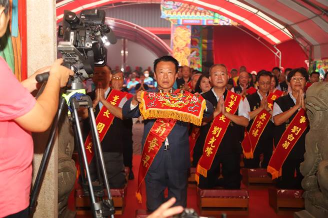 今早纸糊大士爷神尊开光点眼后，由嘉义县长翁章梁与各界循古礼举行恭祝大士爷圣诞团拜仪式。（嘉义县政府提供∕吕妍庭嘉义传真）