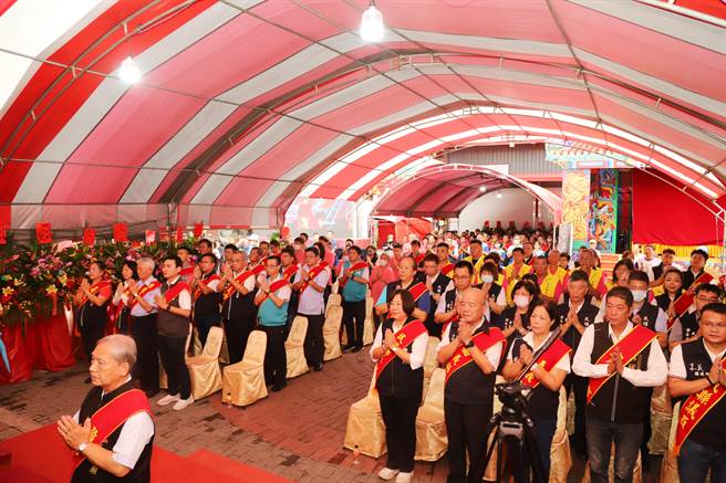 今早纸糊大士爷神尊开光点眼后，由嘉义县长翁章梁与各界循古礼举行恭祝大士爷圣诞团拜仪式。（嘉义县政府提供∕吕妍庭嘉义传真）