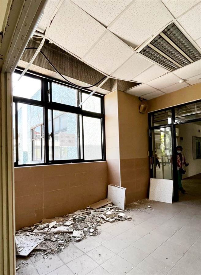 台北市议员王欣仪指出，1日木新市场二楼的区民活动中心，天花板突然大片坍塌，让多里民饱受惊吓。王欣仪也强调，该栋建筑物早已被列为海砂屋，市府应尽速启动改建程序。（王欣仪办公室提供／丁上程台北传真）