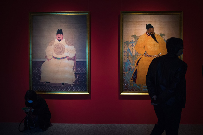 明朝共有16名皇帝，卻只留下14幅畫像，其中一人甚至還不是真的皇帝。(圖/新華社/左為朱元璋畫像、右為朱棣畫像)