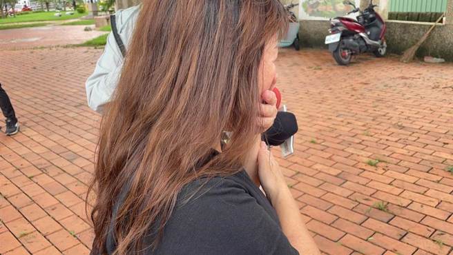 郑母出面受访时掩面哭泣。（洪靖宜摄）