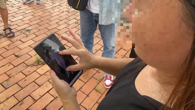 郑母拿出郑姓中尉照片，认为死因不单纯。（洪靖宜摄）