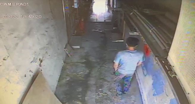 警方调阅监视器发现，嫌犯每次犯案都穿迷彩长裤。（警方提供）