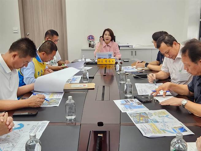 周春米邀集東港鎮公所及地方民意代表研商解決水患問題。（屏縣府提供）