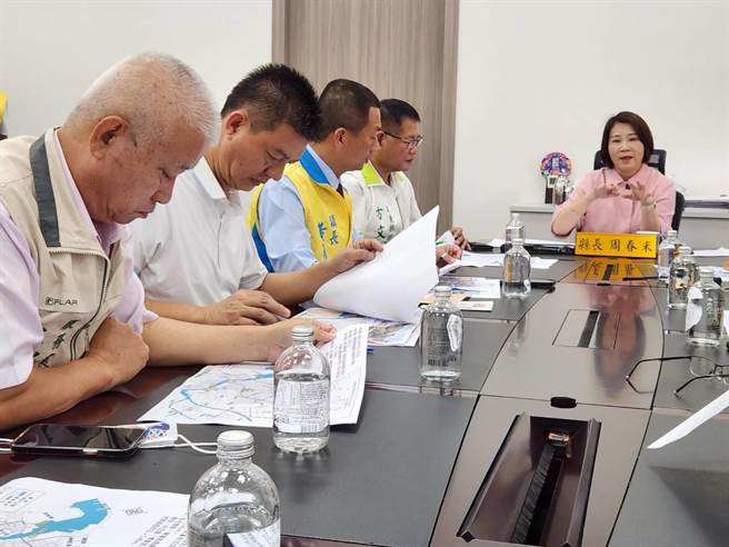 周春米邀集東港鎮公所及地方民意代表研商解決水患問題。（屏縣府提供）