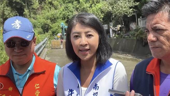 南投县长许淑华在山上勘灾，听到国民党总统提名人侯友宜抛出「全国老人健保不排富中央全额补助」政策开心地请发言人转达「代表南投10万长者跟您说声谢谢您！」曾雪蒨摄