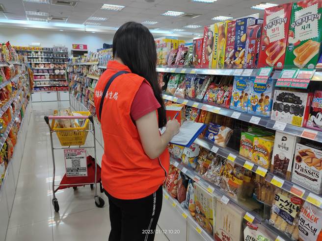 南投县卫生局为民眾食安把关，抽验超市卖场日本食品进行辐射线检测。南投县卫生局提供