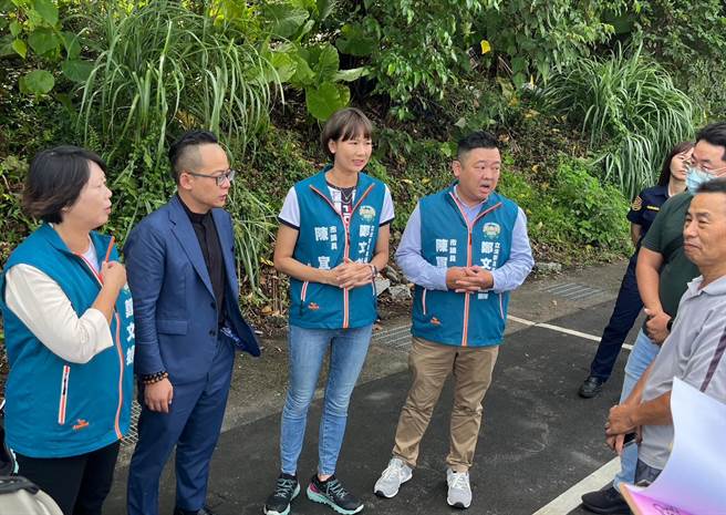 基隆信义区原本垃圾定点收取处更动后，衍生许多民眾违规跨越双黄线倒垃圾，相当危险。对此市议员陈宜邀集议长童子玮（左二）、民进党立委参选人郑文婷（左一）、议员陈军佐（右一）以及市府相关单位，至现场会勘，并做出决议，将垃圾集中点改为六合停车场同一侧。（市议员陈宜提供／徐佑升基隆传真）