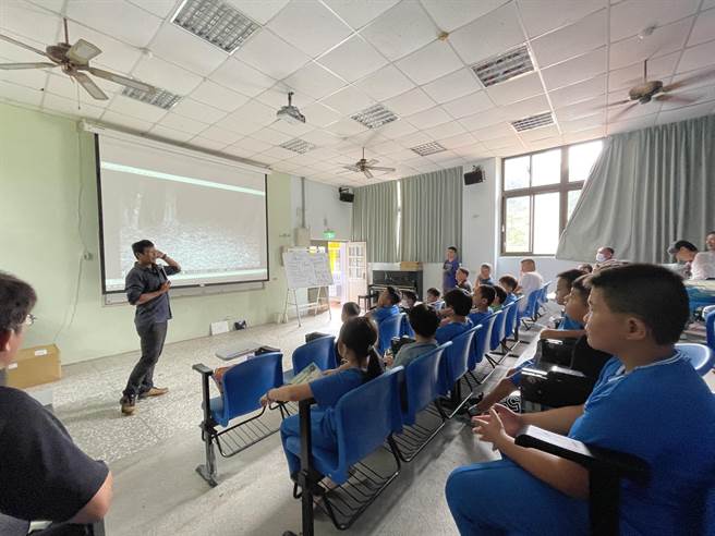 清泉瀑布发现疑似台湾黑熊踪迹，野声顾问团队到桃山国小向师生及家长宣导，认识人熊相遇应变以及台湾黑熊保育知识。（邱立雅摄）