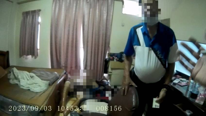 警方踹开房间门时，发现陈男儿子躺在床旁地板，还有许多血迹。（警方提供）