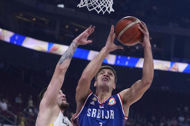 波格丹波達諾維奇(右)率領塞爾維亞擊潰立陶宛，輕鬆拿下4強門票。(美聯社／黃邱倫台北傳真)