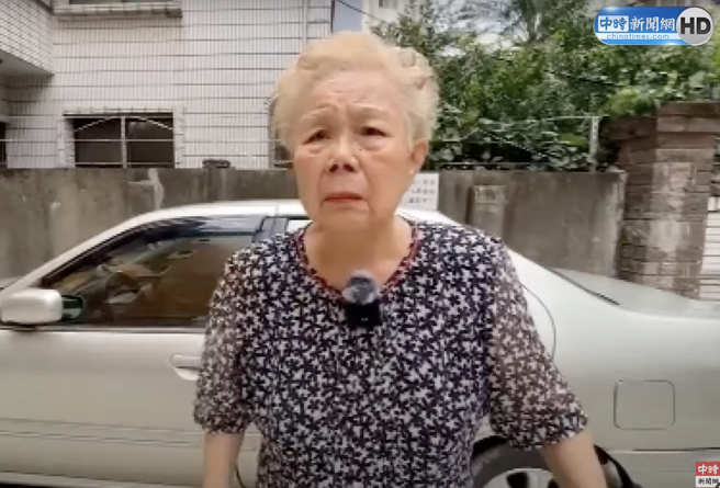 柯文哲母亲何瑞英今日受访哽咽表示，「我们是小康家庭，不是有钱人，你有事没事就欺负我们，没的事情就硬要说成有，他要来拆我就给它拆」。（取自中时新闻网YT）