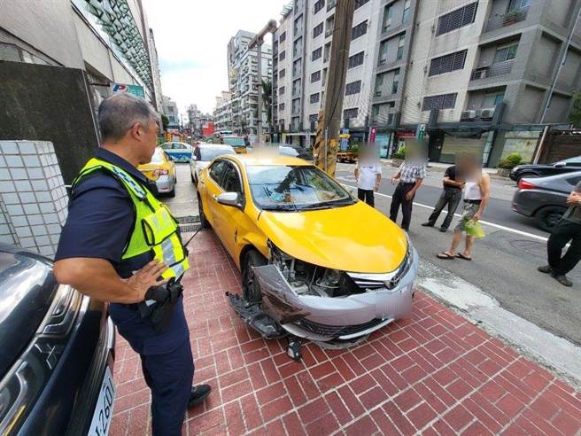 ▲基隆市一名张姓男子偷走计程车后，在国道与另一台小货车发生差撞事故，张男见小黄损坏严重，竟意图殴打小货车司机再度「劫车」，幸好警方及时赶到并逮捕张男。（基隆市警察局提供／徐佑升基隆传真）