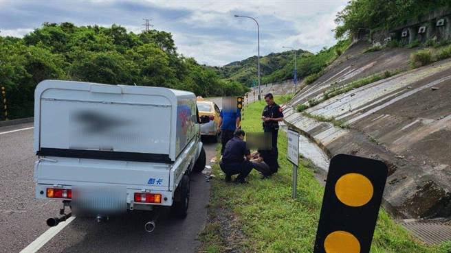 ▲偷小黄的张姓男子（蹲下者）本想再打人偷白色小货车，但遭警方即时围捕逮获。（基隆市警察局提供／徐佑升基隆传真）