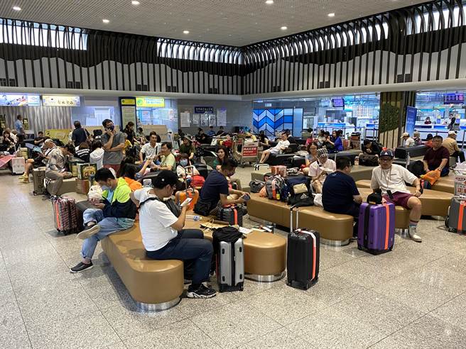 受颱风影响台金空中交通在停飞3天后，今日下午恢復起降，尚义机场大厅也涌现部分搭机人潮。(于家麒摄)
