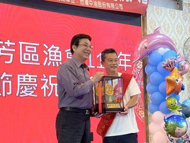 新北市副市長劉和然（左）5日晚間，頒發獎狀予今年獲得模範漁民榮譽的蔡志鴻船長（右）。（張志康攝）