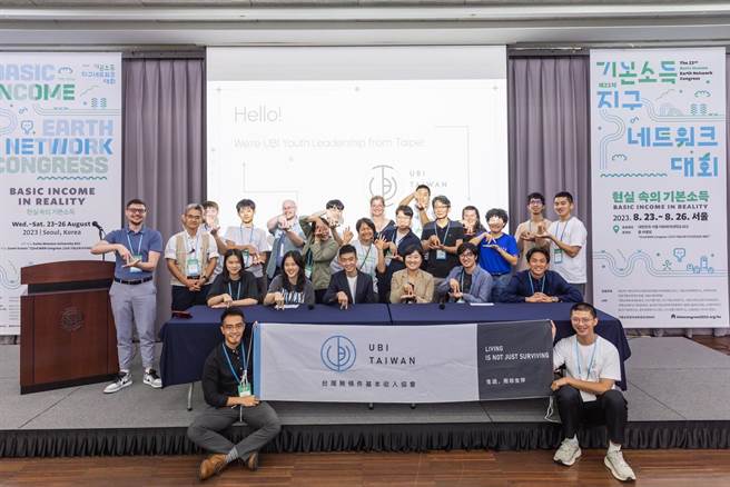 全球基本收入网络日前在韩国梨花女子大学迎来新冠肺炎疫情后的第1次实体年会，台北市私立復兴高中、台北美国学校、奎山高中与道明高中及VIS国际实验教育高中部等8名优秀青年代表皆有参与。（主办单位提供）