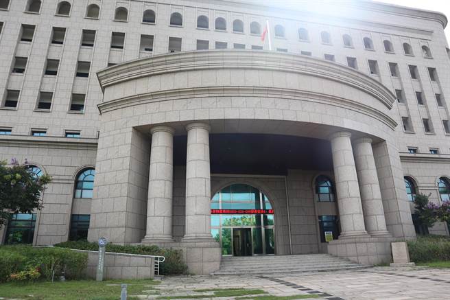 一只棕色小狗突然自路旁窜出，导致王姓机车骑士闪避不及重摔致死，饲主遭判10月有期徒刑。（邱立雅摄）