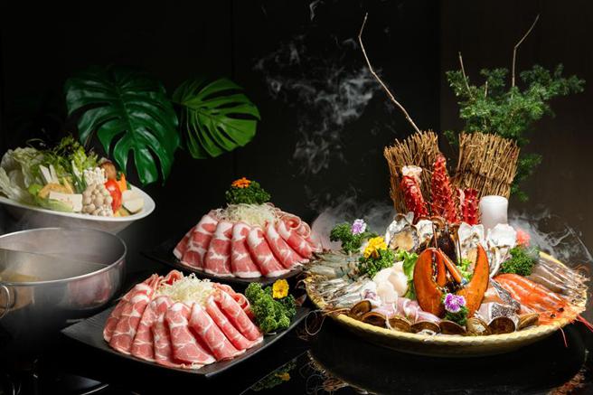 （高雄福华大饭店推出开学优惠，10月前霸王海鲜锅只要半价就吃得到。图／高雄福华大饭店提供）
