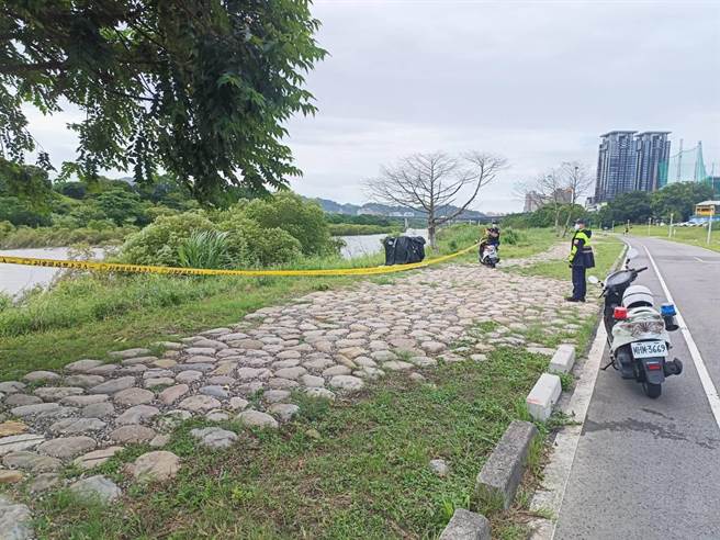 警消于今午1点半在新店碧潭亲情公园大新店游泳池下游处发现尸体，家属已指认为翁男。（新店警分局提供）