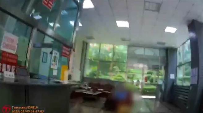 吳姓社區警衛與黃姓清潔工今早因工作分配問題，暴發口角鬥毆。（照片 / 中和警分局提供）