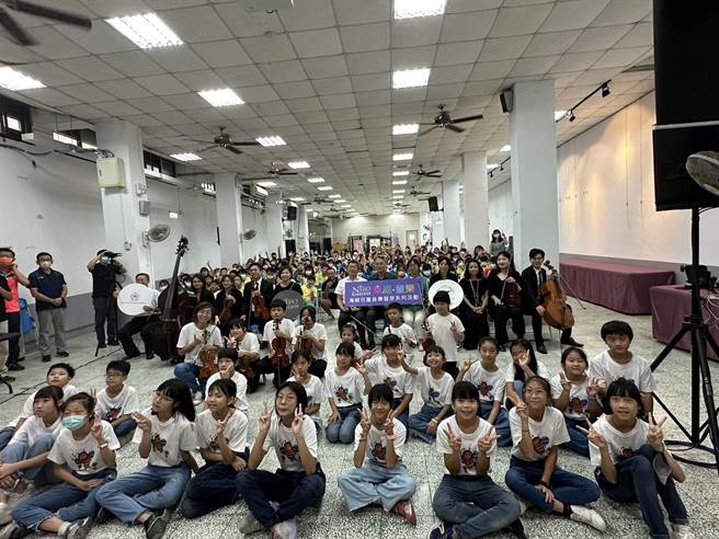 「海线儿童音乐发芽系列活动」5日在建国国小举办首场NTSO「幸福．童乐」铜管五重奏动漫音乐会，超过百位学童共同参加。（陈淑娥摄）