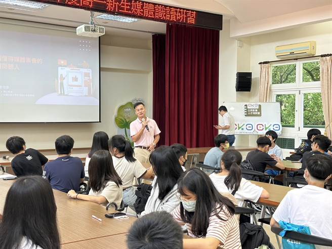 国立基隆高中在高一的暑期辅导课程中，安排了一场媒体识读讲座，让高一新生学会如何在资讯爆炸的年代里，发现并利用科技带来的利与弊。（中嘉吉隆提供／张志康基隆传真）
