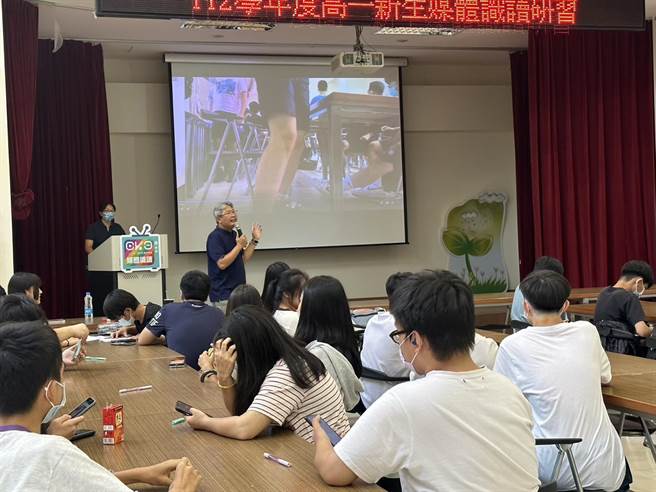 国立基隆高中在高一的暑期辅导课程中，安排了一场媒体识读讲座，让高一新生学会如何在资讯爆炸的年代里，发现并利用科技带来的利与弊。（中嘉吉隆提供／张志康基隆传真）