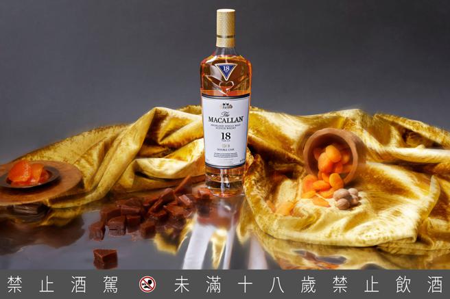 麦卡伦双雪莉桶18年威士忌以金色鹅绒的暖色调与浪漫光影，完美呈现绵延悠长的尾韵。（Macallan提供