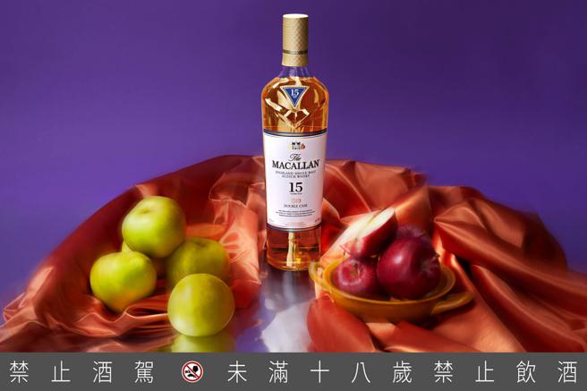 麦卡伦双雪莉桶15年威士忌的摄影作品，诠释如苹果般的馥郁香气与奶油糖酒色的光润。（Macallan提供）