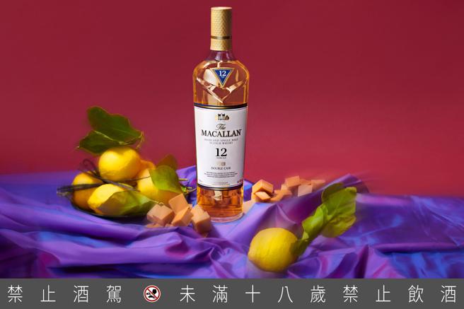 麦卡伦双雪莉桶12年威士忌的摄影作品，以紫调双色雪纺纱为主轴，致敬欧洲红橡木和美国白橡木双雪莉桶的精湛平衡。（Macallan提供）