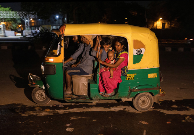 庫瑪一家今年6月1日擠進一輛三輪車，準備到詹塔營10公里以外落腳。（路透）