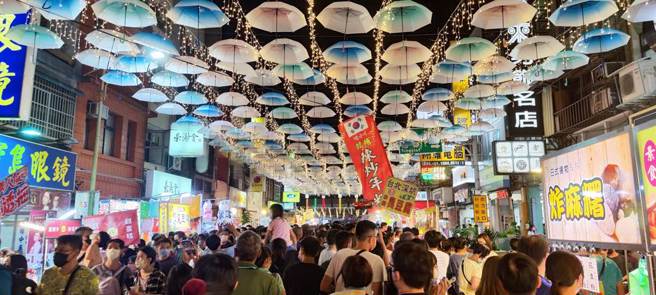 去年苗栗县苑里镇举行的鬼门关夜市。（资料照片）