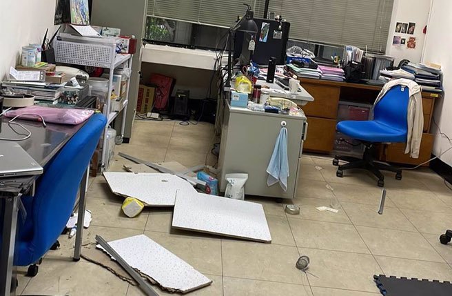 嘉義縣新港鄉發生規模5.5有感地震，地震研究團隊，中正大學地球與環境科學系研究室的天花板輕鋼架都掉落，成地震受災戶。（中正大學提供∕呂妍庭嘉義傳真）