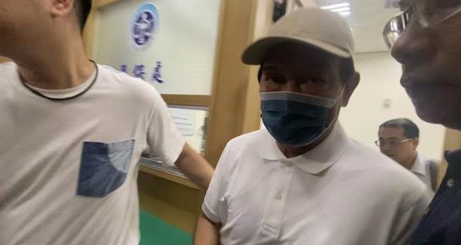 郭信良晚間以150萬元交保。（曹婷婷攝）