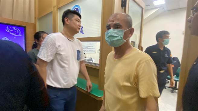 佃西里長高進見（黃衣服者）以50萬元交保。（曹婷婷攝）