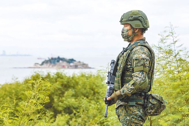 明年1年期义务役约700人将被分发至东沙、金马等外离岛服役，引发讨论。图为小金门守备官兵。（军闻社）