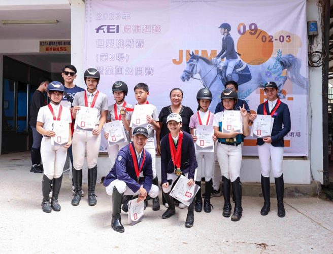 2023年全国障碍超越公开赛暨小骑士Pony挑战赛80公分级获奖选手合影，柬埔寨公主安芮塔（右1）特地来台参赛。（中华民国马术协会提供）