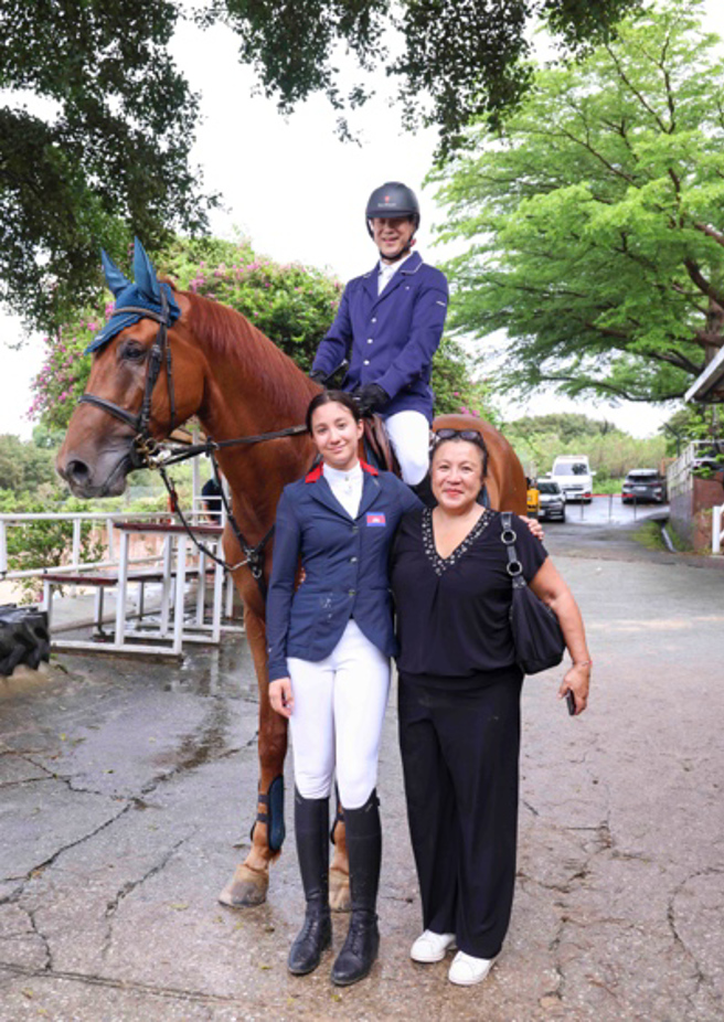 FEI国际马术总会副会长黄启芳（后)、柬埔寨公主安芮塔（前左）、柬埔寨马术协会秘书长楠妲德薇（前右）。（中华民国马术协会提供）