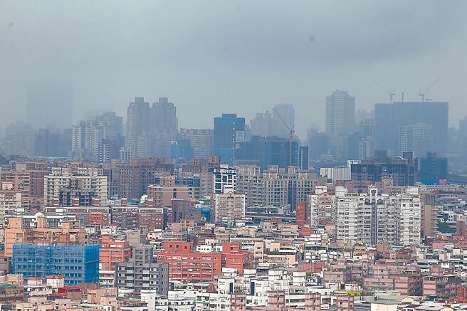 有民眾近日购入北市老公寓，才1个月就遇到都更的机会，让网友羡慕喊「根本中乐透」。图为台北市区。（示意图／资料照／杜宜谙摄）