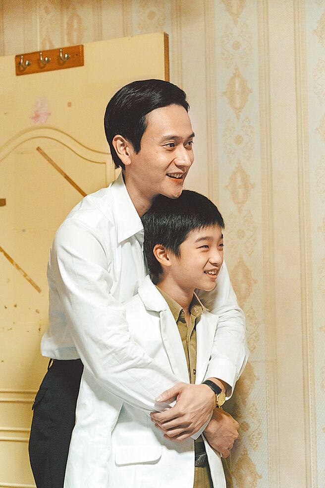 刘冠廷（左）和白润音在电影《老狐狸》中饰演父子档。（华映提供）