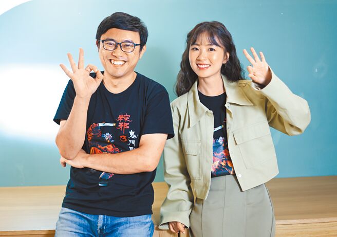 导演廖士涵（左）、演员许安植合体宣传新片《粽邪3：鬼门开》。（陈俊吉摄）